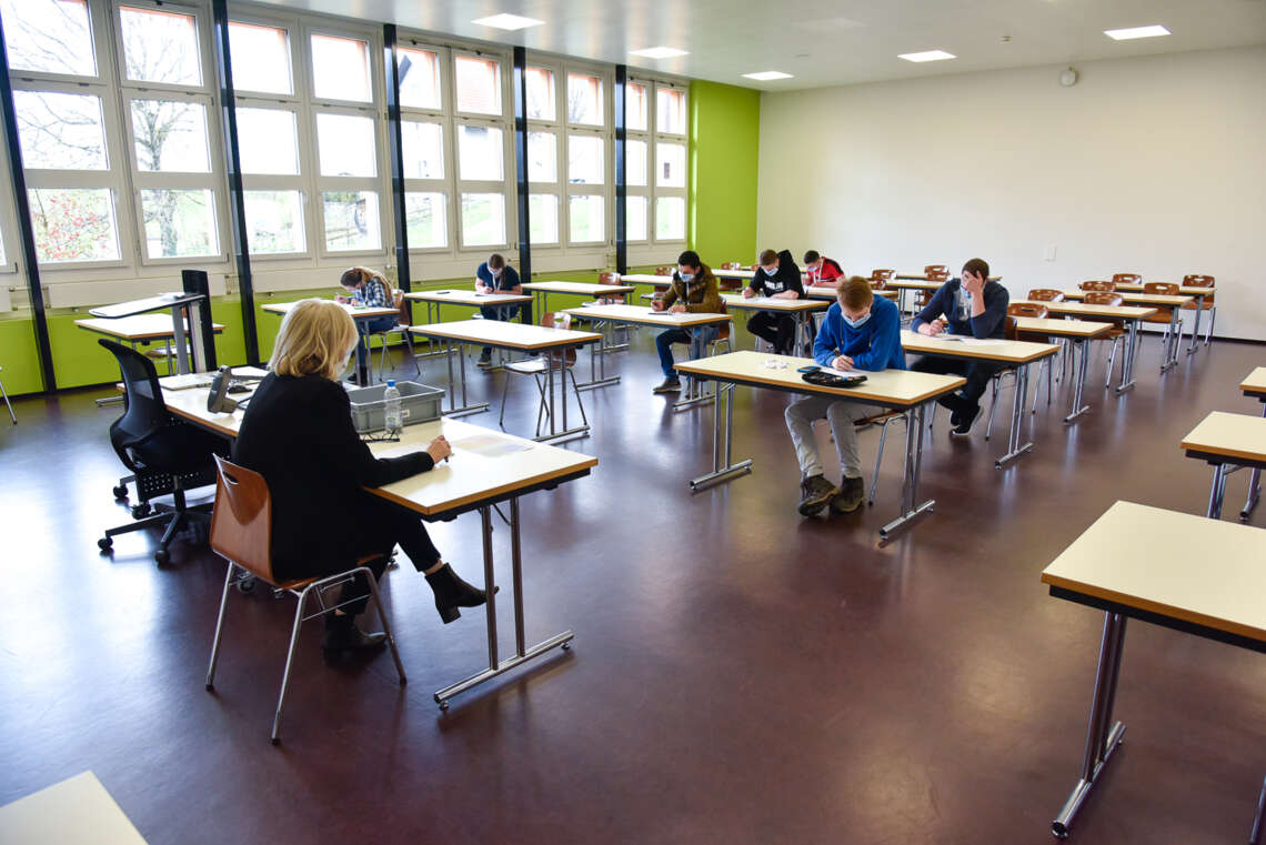 Alma Tsipoylidis (responsable des professions commerciales et enseignant de l'enseignement général) supervise le test théorique.