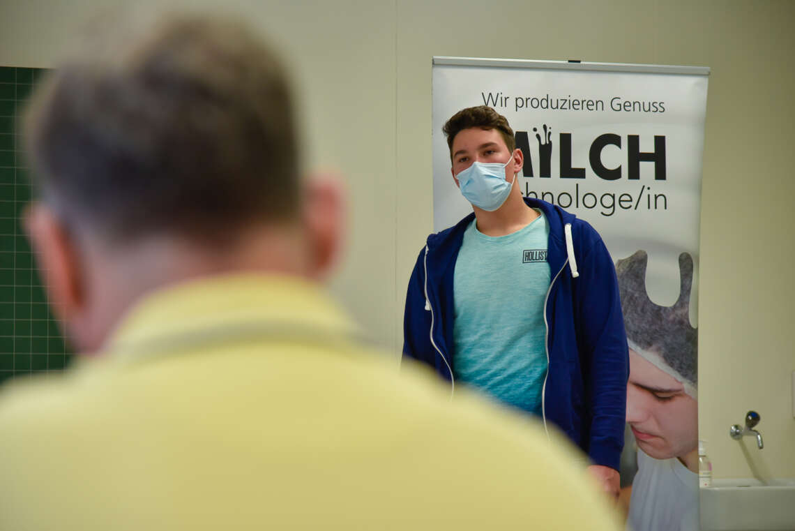 Jonas Koch remplit la mission de communication. À gauche au premier plan: expert Bruno Bühler.