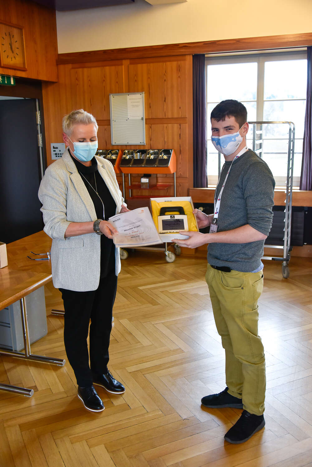 Karin Imboden (gérante de la SSIL) présente le fier gagnant des RegioSkills 2021 Suisse orientale, Nicolas Vogel, avec ses récompenses et prix.