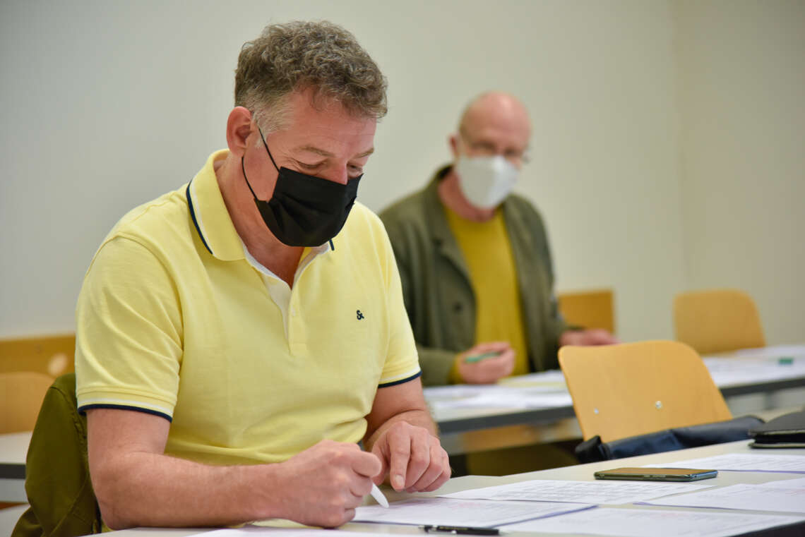 L'expert Bruno Bühler (de gauche) discute de la performance de l'athlète professionnel avec son collègue Ernst Wagner (à droite).