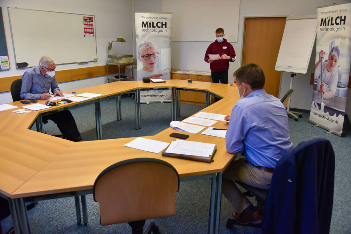 Simon Kurmann remplit la mission de communication sous le regard attentif des experts Beat Schöper (à gauche) et Daniel Erni (à droite).
