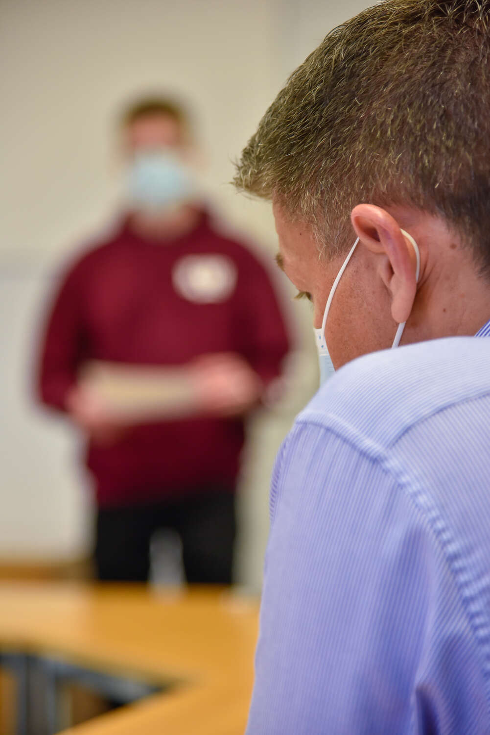 L'expert Daniel Erni (de droite) porte une attention particulière aux détails de la conférence de Simon Kurmann.