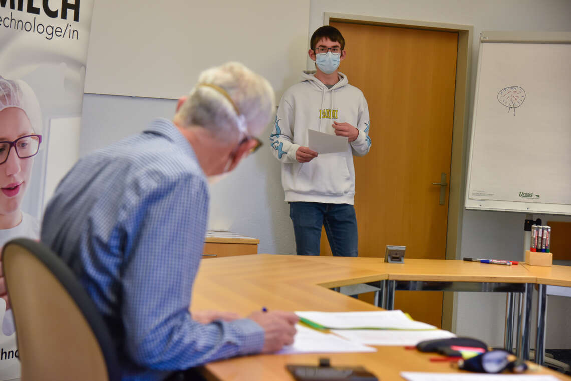 Mirko Külling remplit la mission de communication. À gauche au premier plan: expert Beat Schöpfer.