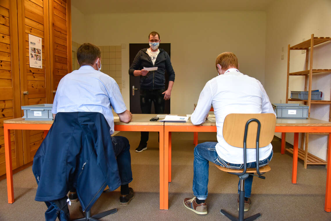 Michael Frick  remplit la mission de communication. Il est évalué par les deux experts Christian Gerber (à gauche) et Beat Ruckstuhl (à droite).