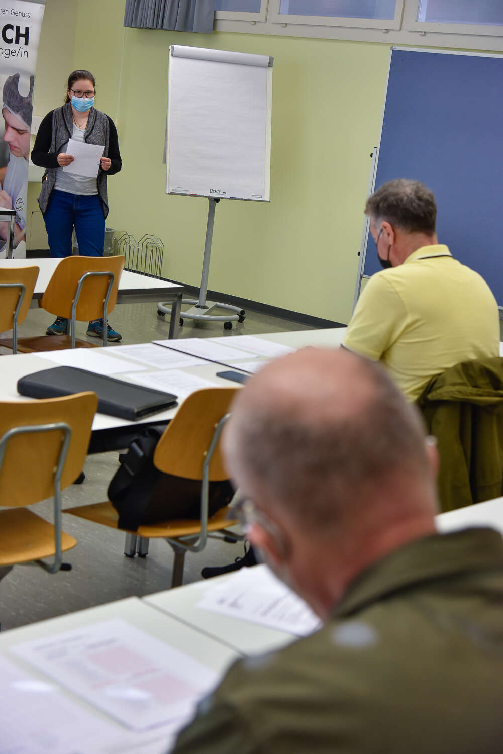 Nadia Haas  remplit la mission de communication devant les deux experts Ernst Wagner (gauche devant) et Bruno Bühler (millieu droite).