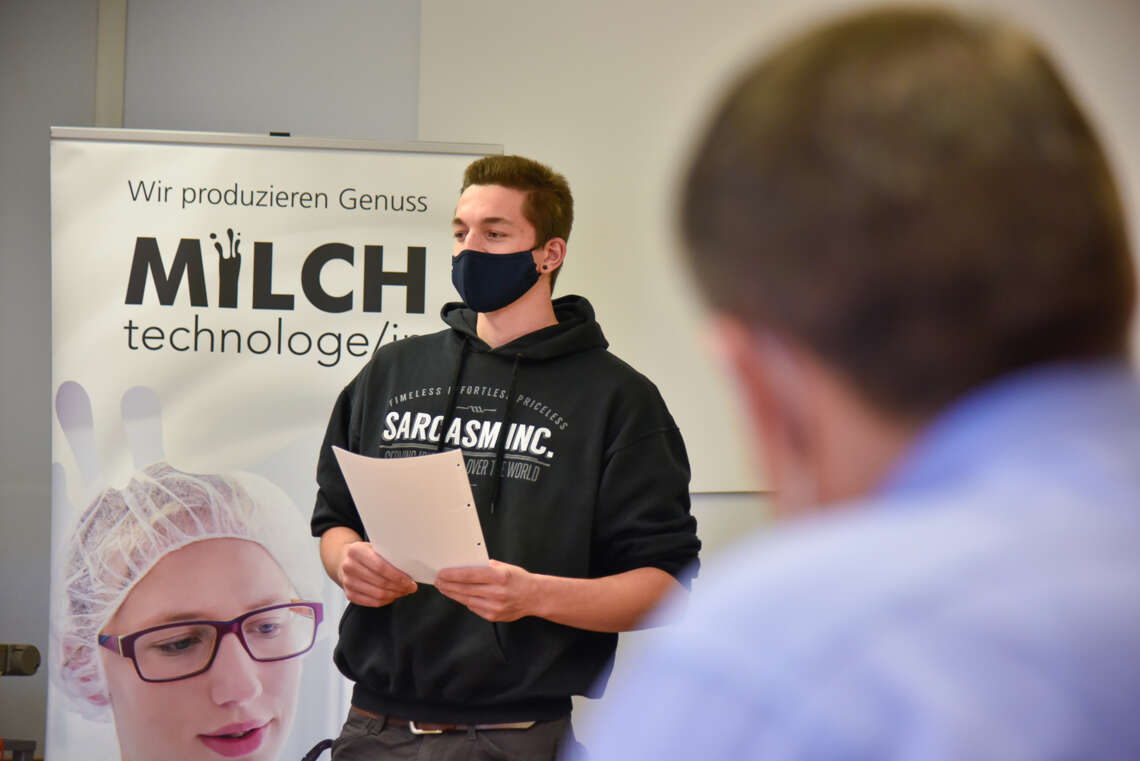 Tim Laubi remplit la mission de communication. À droite au premier plan: expert Daniel Erni.