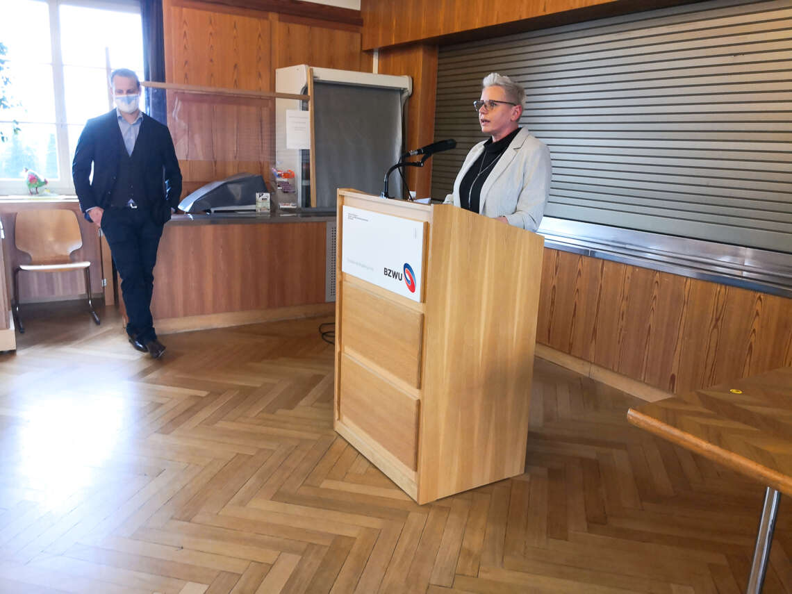 Karin Imboden (gérante de la SSÌL) donne l'éloge. Face arrière: Mathias Näf (président du CO).