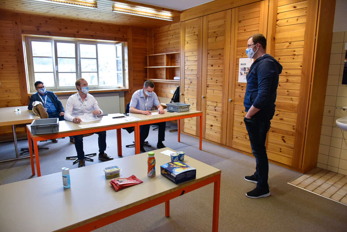 Michael Frick  remplit la mission de communication. Il est évalué par les deux experts Beat Ruckstuhl (à gauche) et Christian Gerber (à droite). En arrière-plan: Stephan Lüchinger (vice-recteur).