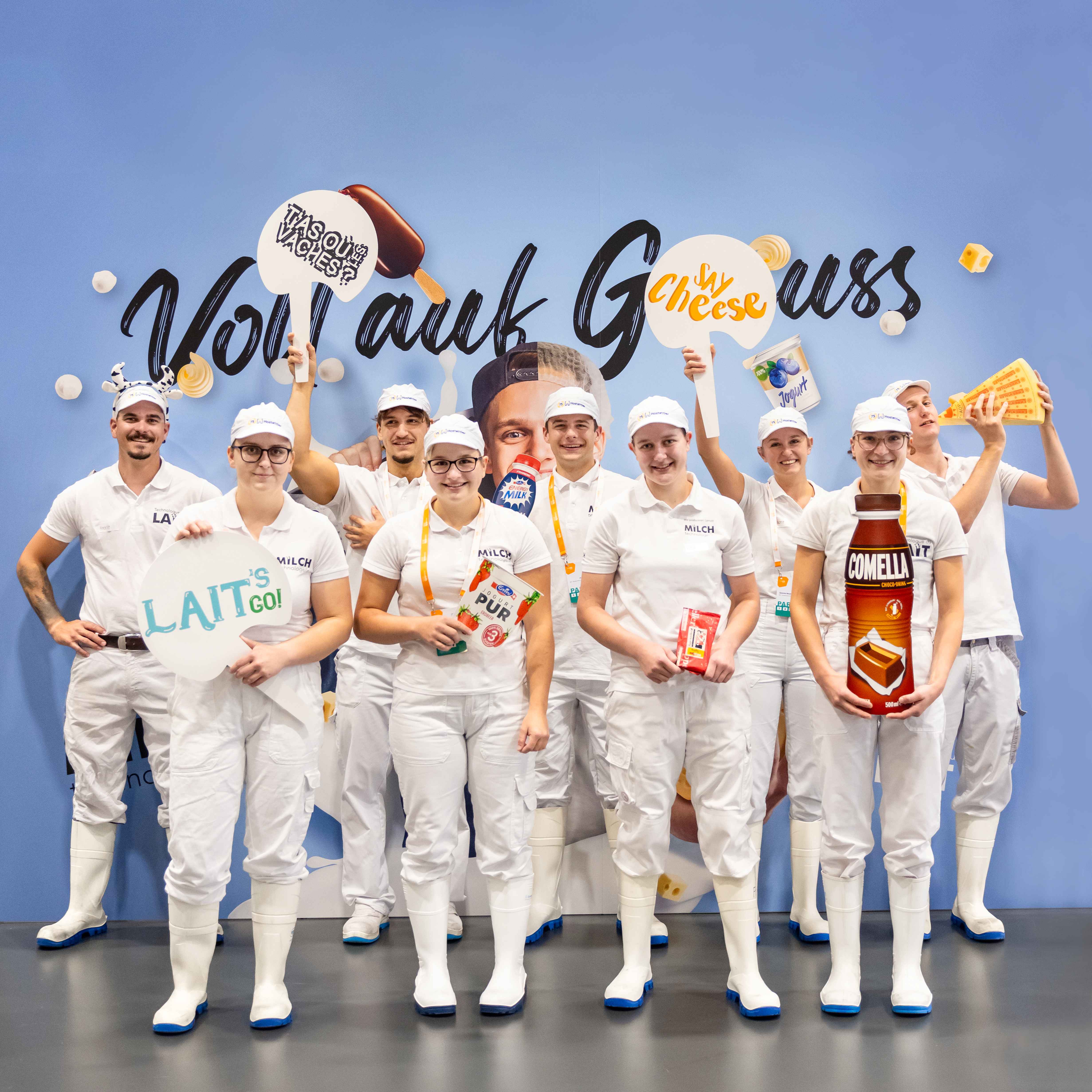 La photo montre de jeunes technologues laitiers qui prennent plaisir à leur travail.